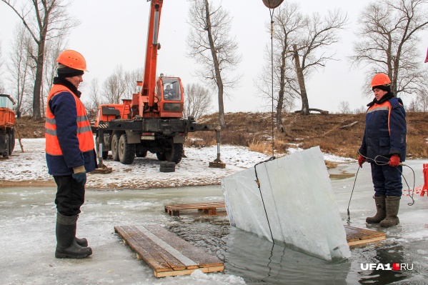 Чтобы не упустить глыбу в воде, нужны опыт и сноровка<br> Чтобы не упустить глыбу в воде, нужны опыт и сноровка<br>