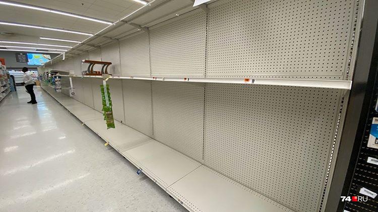  Покупатели смели и продукты, и предметы первой необходимости Покупатели смели и продукты, и предметы первой необходимости
