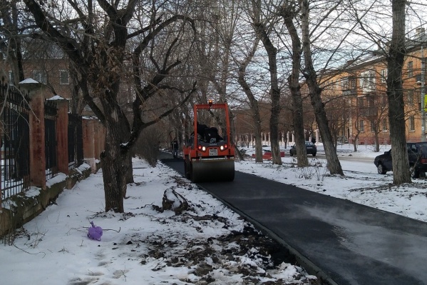 По словам челябинцев, дорожники начали укладку асфальта прямо на снег По словам челябинцев, дорожники начали укладку асфальта прямо на снег