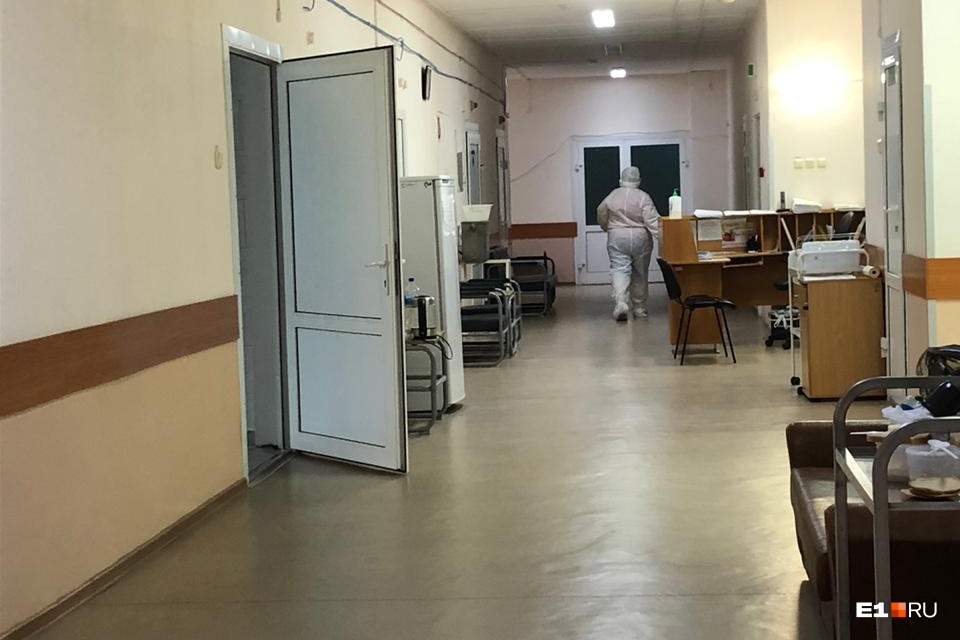 Медики ходят по отделению в полной экипировке СИЗ Медики ходят по отделению в полной экипировке СИЗ