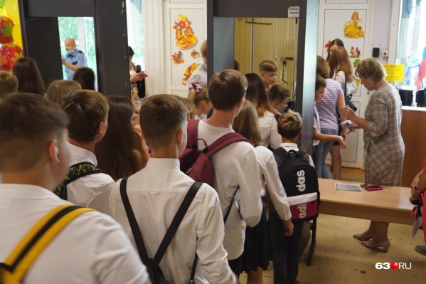 Детям измеряют температуру на входе в школу Детям измеряют температуру на входе в школу