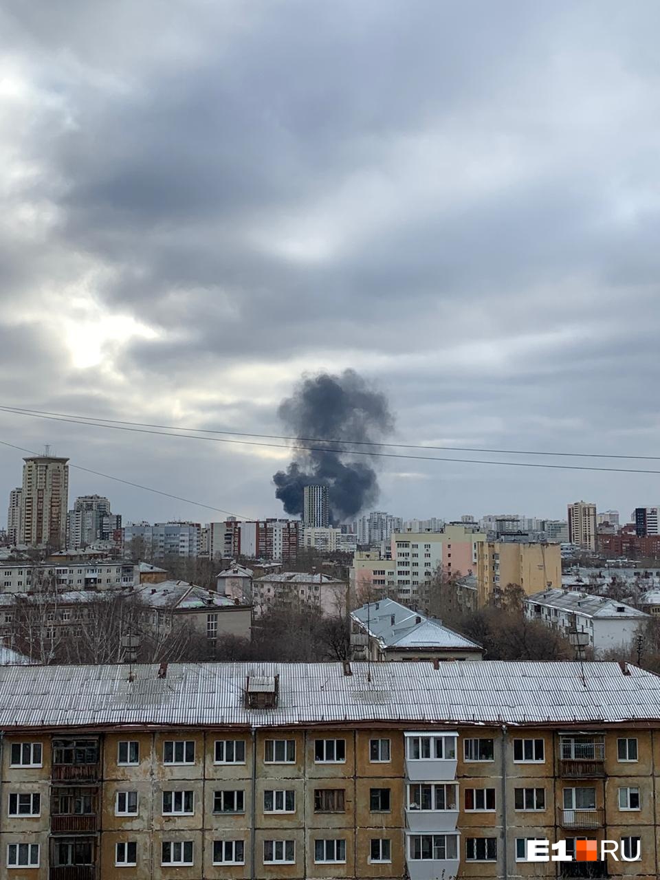 По информации МЧС, горит фасад здания, площадь возгорания — 100 кв. м По информации МЧС, горит фасад здания, площадь возгорания — 100 кв. м
