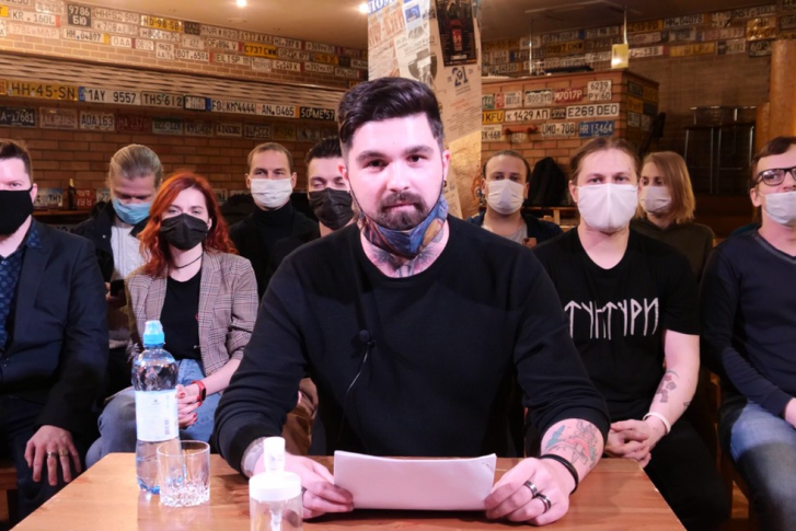 Видеообращение записали в клубе «Колесо», который тоже финансово пострадал от коронавирусных ограничений Видеообращение записали в клубе «Колесо», который тоже финансово пострадал от коронавирусных ограничений