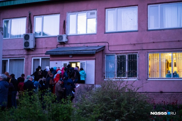Очередь перед больницей в условиях пандемии стоила главврачу работы Очередь перед больницей в условиях пандемии стоила главврачу работы