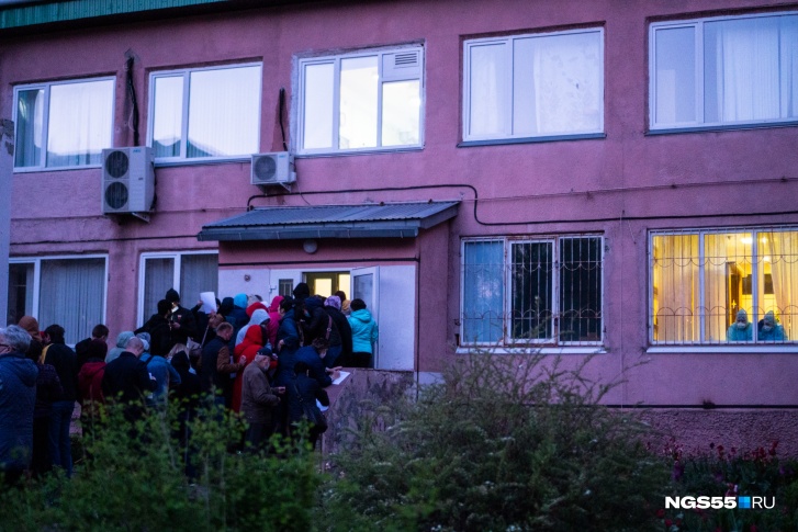 Очередь перед больницей в условиях пандемии стоила главврачу работы Очередь перед больницей в условиях пандемии стоила главврачу работы