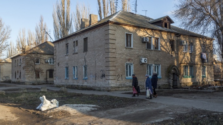 В Волгограде многодетная семья осталась без жилья после пожара в аварийном доме