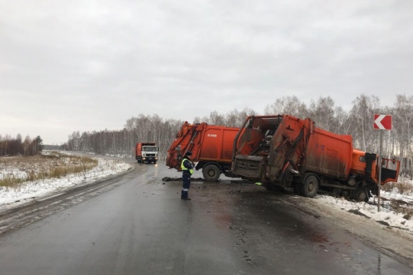Мусоровозы столкнулись возле полигона в Полетаево, куда свозят отходы из Челябинска Мусоровозы столкнулись возле полигона в Полетаево, куда свозят отходы из Челябинска