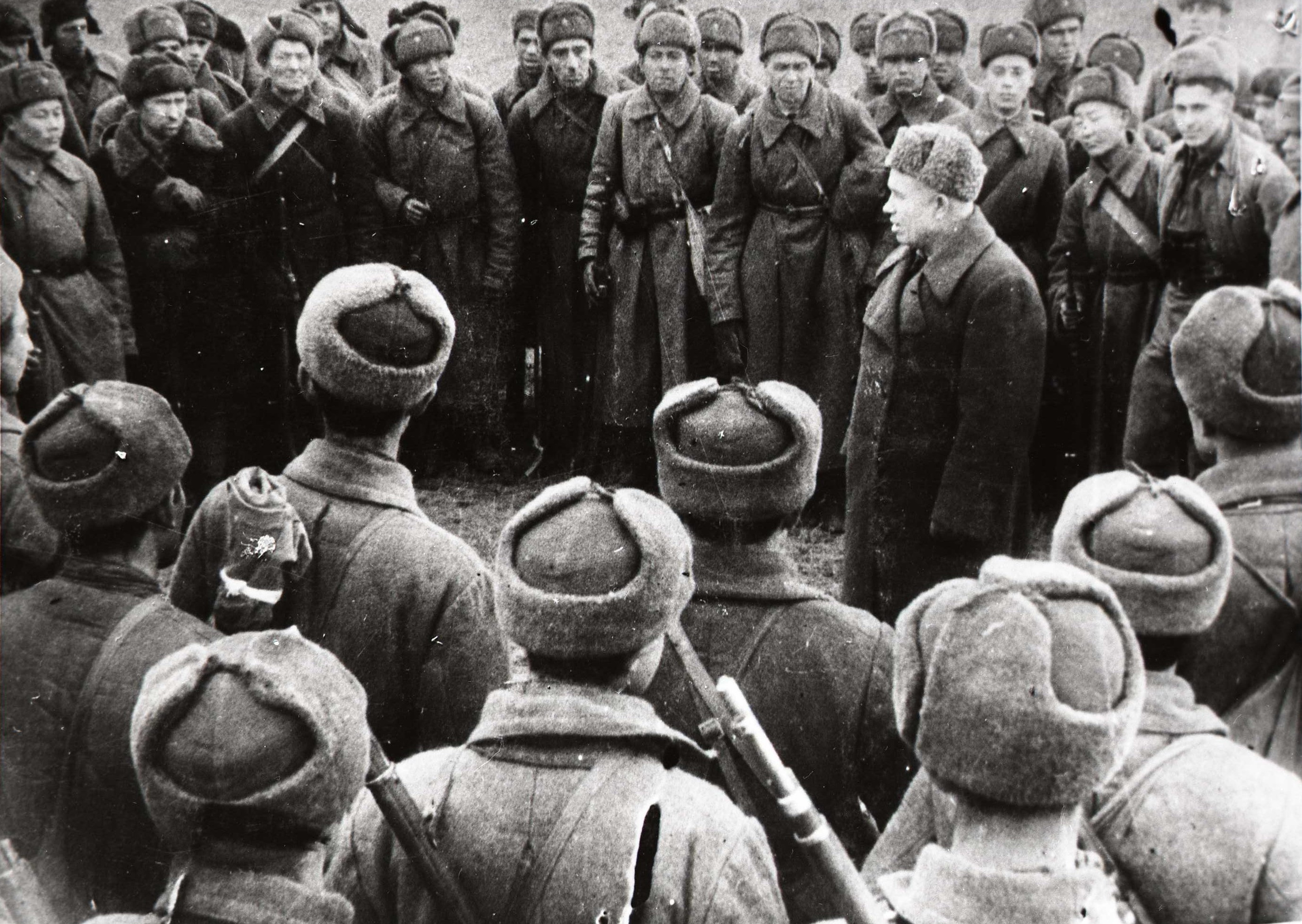 Никита Хрущев среди солдат в Сталинграде, 1942 год Никита Хрущев среди солдат в Сталинграде, 1942 год