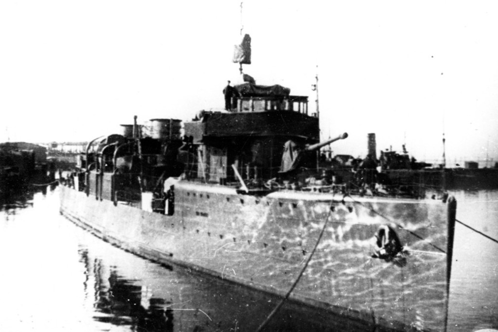 Эсминец «Карл Либкнехт» в 1944 году — над ремонтом этого корабля работала София Иванова Эсминец «Карл Либкнехт» в 1944 году — над ремонтом этого корабля работала София Иванова