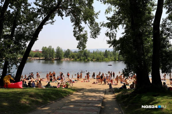 Пляжи в городе переполнены даже в разгар рабочего дня Пляжи в городе переполнены даже в разгар рабочего дня