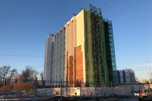 Компания, возглавляемая Сергеем Хлеборобом, должна была обновить в том числе фасад университетского общежития Компания, возглавляемая Сергеем Хлеборобом, должна была обновить в том числе фасад университетского общежития