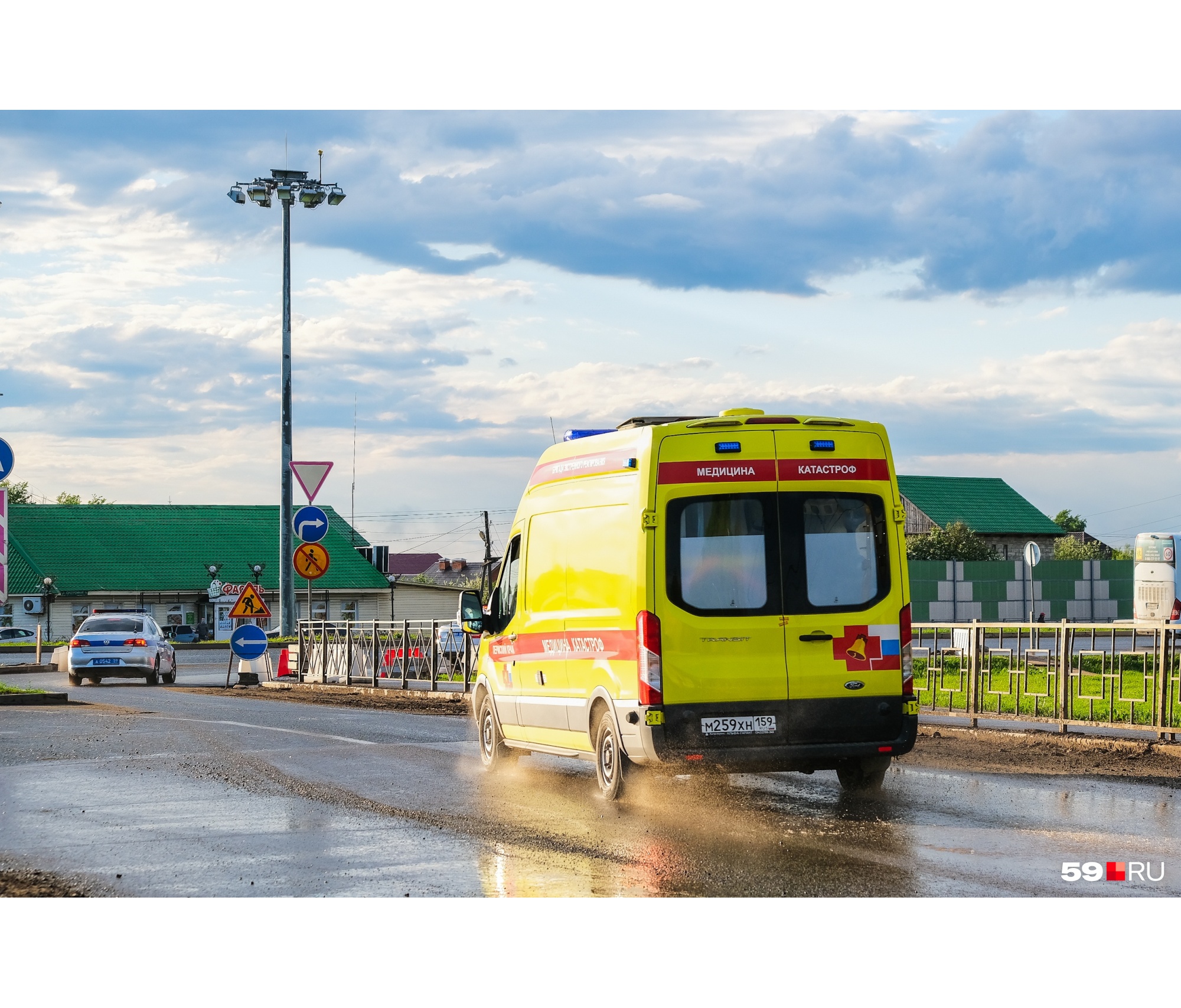 Автобусы едут в сопровождении реанимацинной бригады Автобусы едут в сопровождении реанимацинной бригады