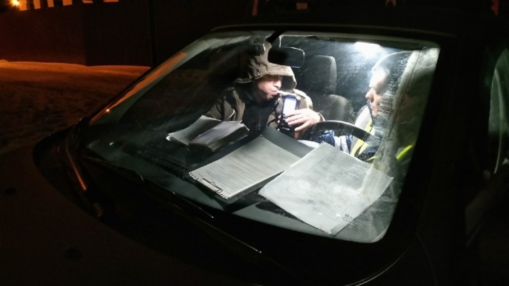В Зауралье пьяный водитель пытался спрятаться от сотрудников ГИБДД на заднем сиденье авто
