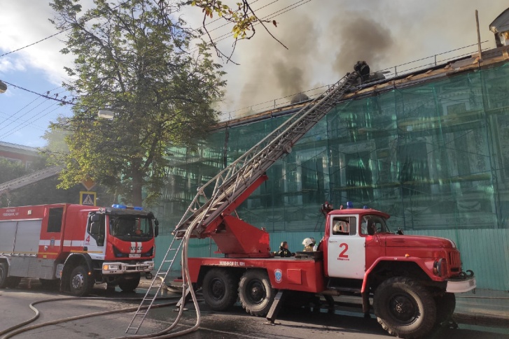 Пожарные выносят из здания музея ценные вещи