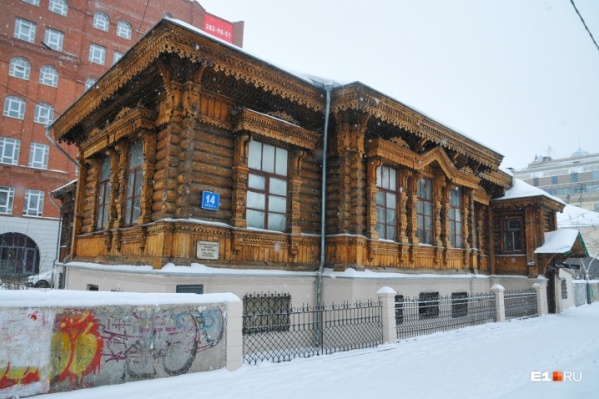 С внешней стороны дом очень красивый и нарядный С внешней стороны дом очень красивый и нарядный