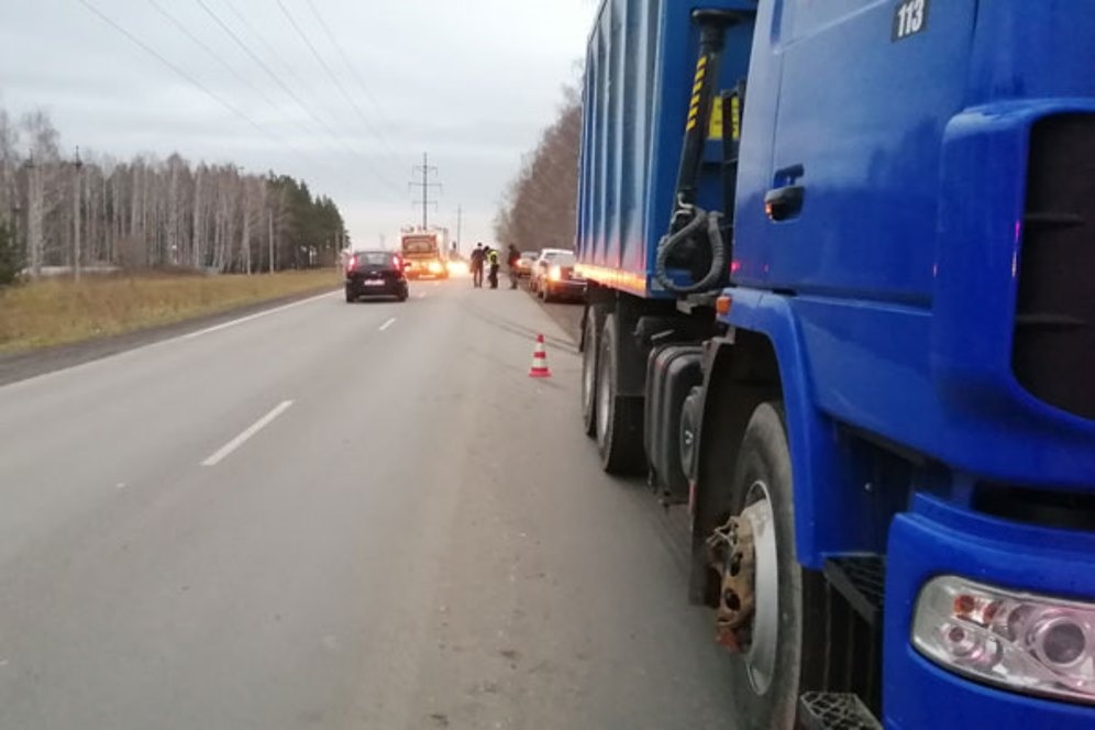 «Неожиданно начал перебегать дорогу»: под Екатеринбургом грузовик МАЗ насмерть сбил мужчину