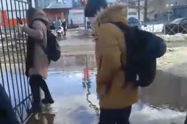Школьникам в Тутаеве пришлось переезжать лужу на створках ворот Школьникам в Тутаеве пришлось переезжать лужу на створках ворот