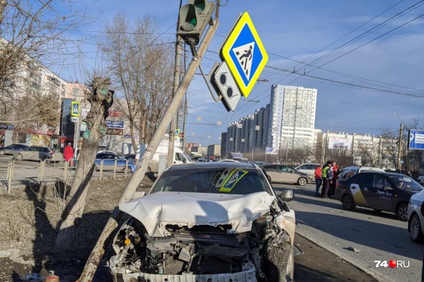Авария произошла возле остановки ЧелГУ Авария произошла возле остановки ЧелГУ