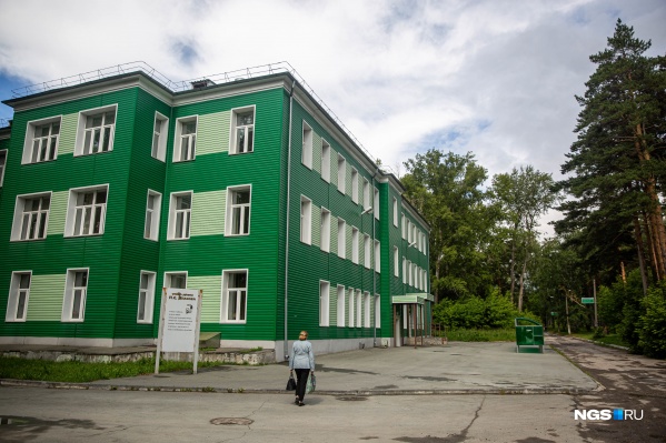 25-я больница (один из её корпусов), в которой лежала Нина Савченко 25-я больница (один из её корпусов), в которой лежала Нина Савченко