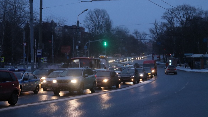 Нижегородцы встали в многокилометровые пробки по всему городу