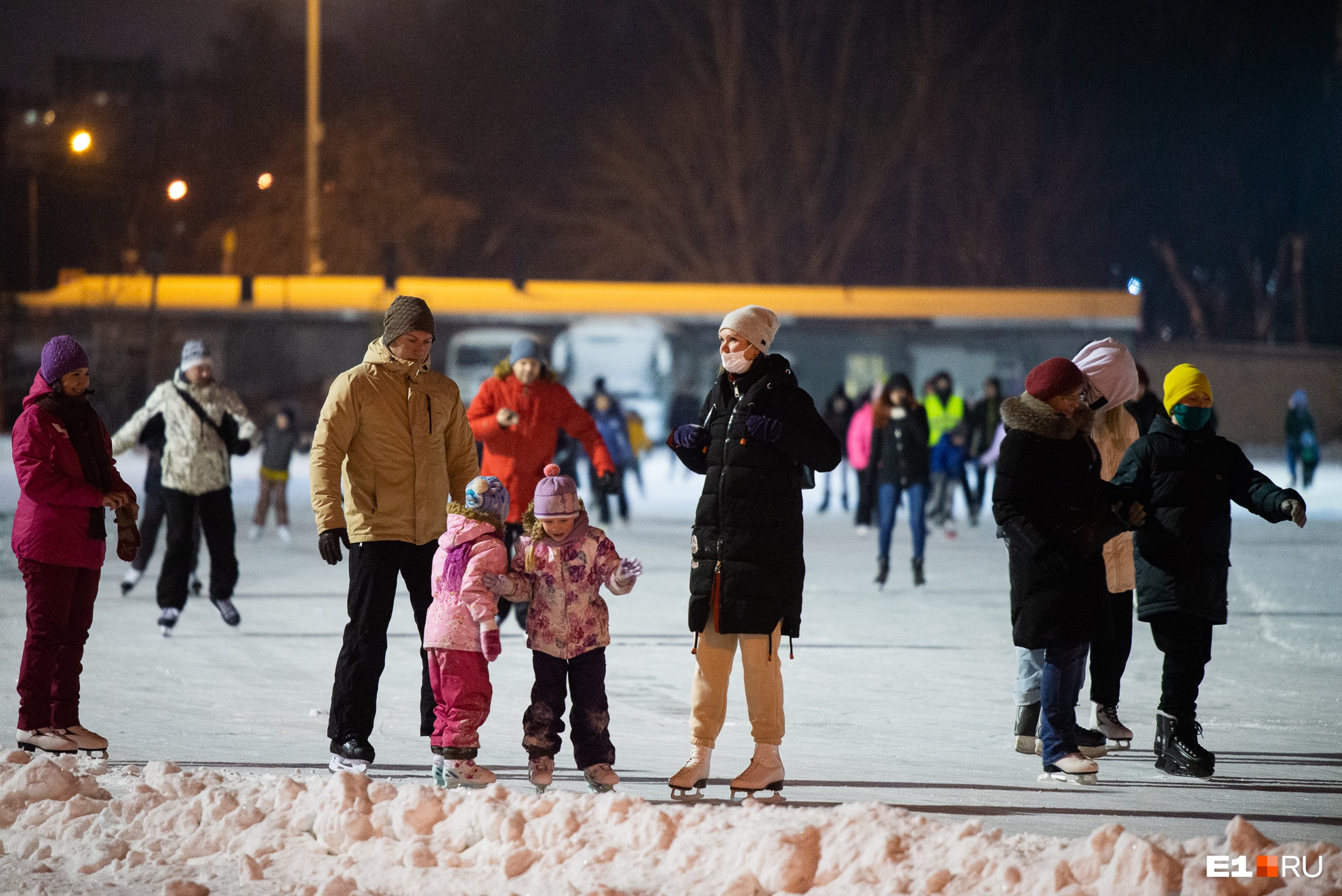 Все на лед! Показываем, как стартовали массовые катания на коньках в Екатеринбурге