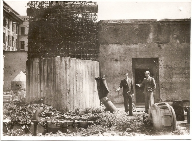 Алексей Кувыркин (слева) возле ямы, где предположительно сожгли тела Адольфа Гитлера и Евы Браун 