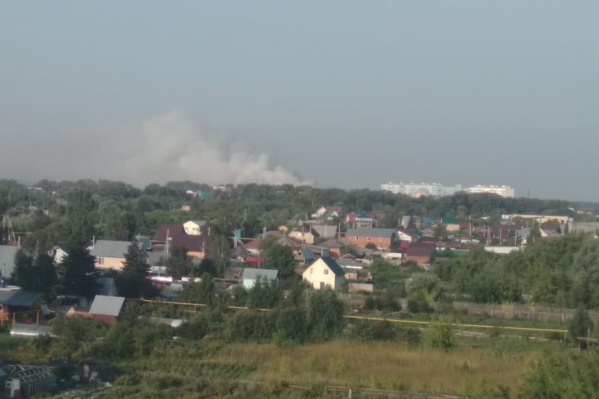 На поднявшийся над городом дым новосибирцы обратили внимание ранним утром На поднявшийся над городом дым новосибирцы обратили внимание ранним утром