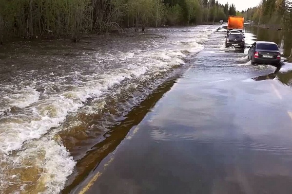 Дорога покрыта водой Дорога покрыта водой