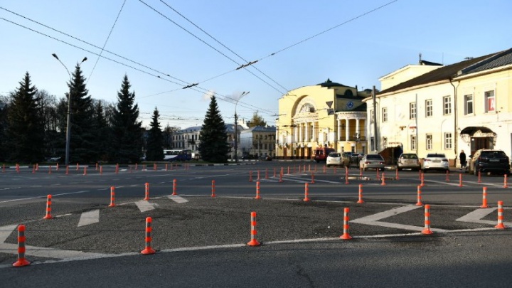 На зиму будут убирать: власти объяснили, зачем поставили столбики на площади Волкова