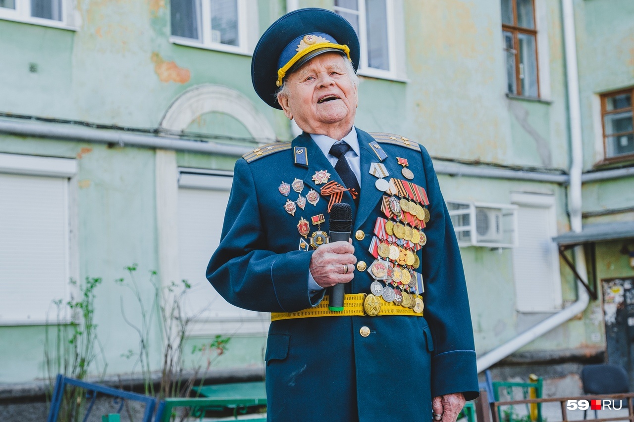 А позже дедушка начал петь сам А позже дедушка начал петь сам