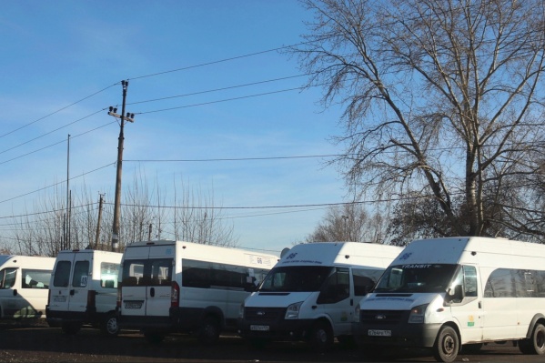 Пассажиры не могли дождаться транспорта, а в это время на конечной стояли больше 20 маршруток Пассажиры не могли дождаться транспорта, а в это время на конечной стояли больше 20 маршруток 