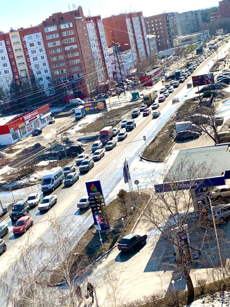 — Вчера на улице Выборной была непривычно большая пробка для карантинной недели. После продления карантина люди, видимо, решили уехать за город и на дачи, — пишет нам читательница НГС — Вчера на улице Выборной была непривычно большая пробка для карантинной недели. После продления карантина люди, видимо, решили уехать за город и на дачи, — пишет нам читательница НГС