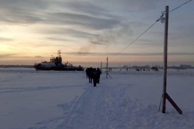 Путь длиной в километр в темное время суток освещают фонари Путь длиной в километр в темное время суток освещают фонари