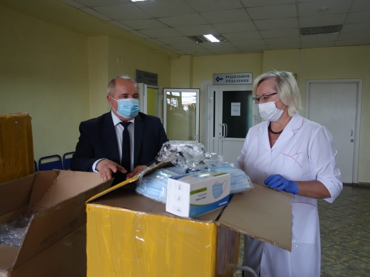 Больница бородино красноярский. Больница бородино красноярский край. Детская больница бородино. Священник в детской больнице. Больница бородино красноярский.