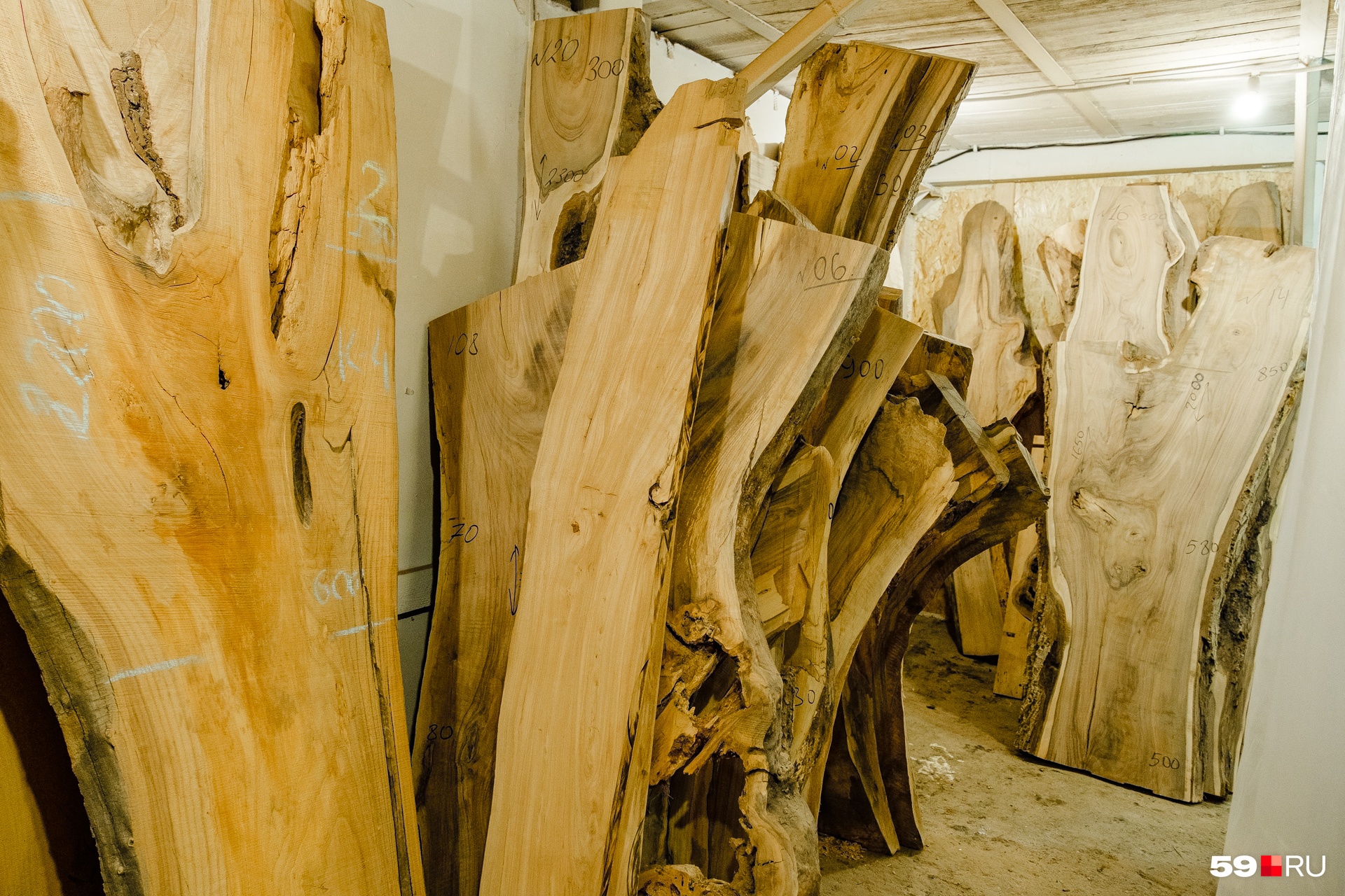 Мебель в мастерской создают из таких слэбов — деревянных досок. А можно купить слэб и самому попытаться что-то из него сделать