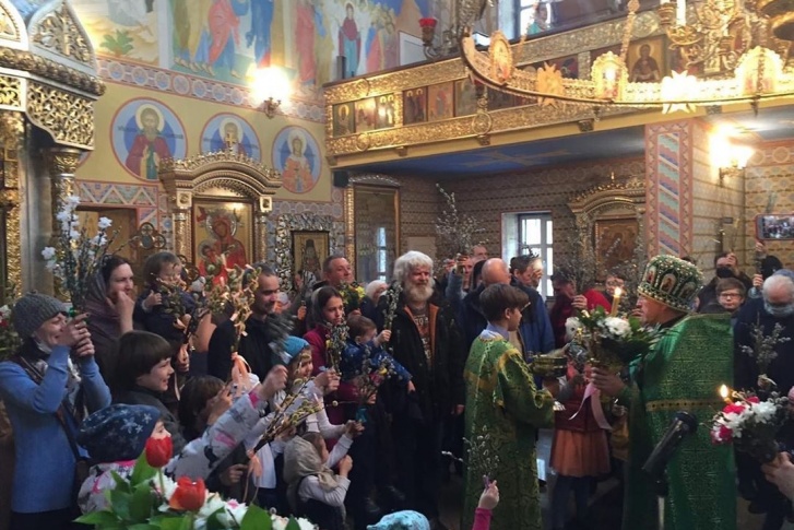 В храме целителя Пантелеймона на улице Лучевой в Екатеринбурге полно народа В храме целителя Пантелеймона на улице Лучевой в Екатеринбурге полно народа