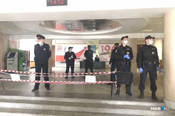 Полиция стоит на всех этажах Полиция стоит на всех этажах 