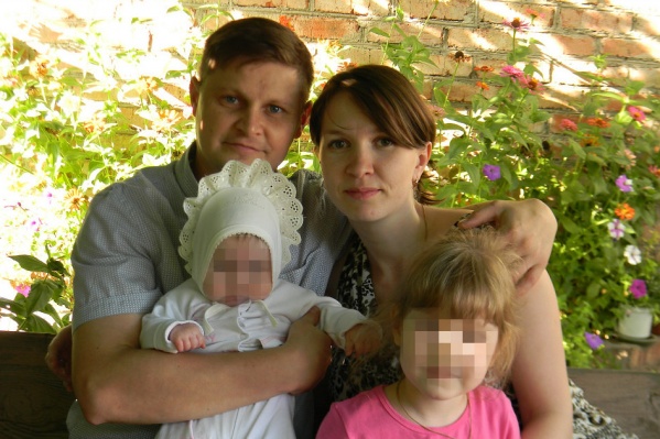 Младшая дочь погибших супругов все еще ждет их возвращения дома Младшая дочь погибших супругов все еще ждет их возвращения дома