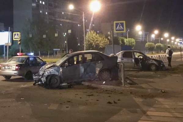 Машины раскидало по дороге Машины раскидало по дороге