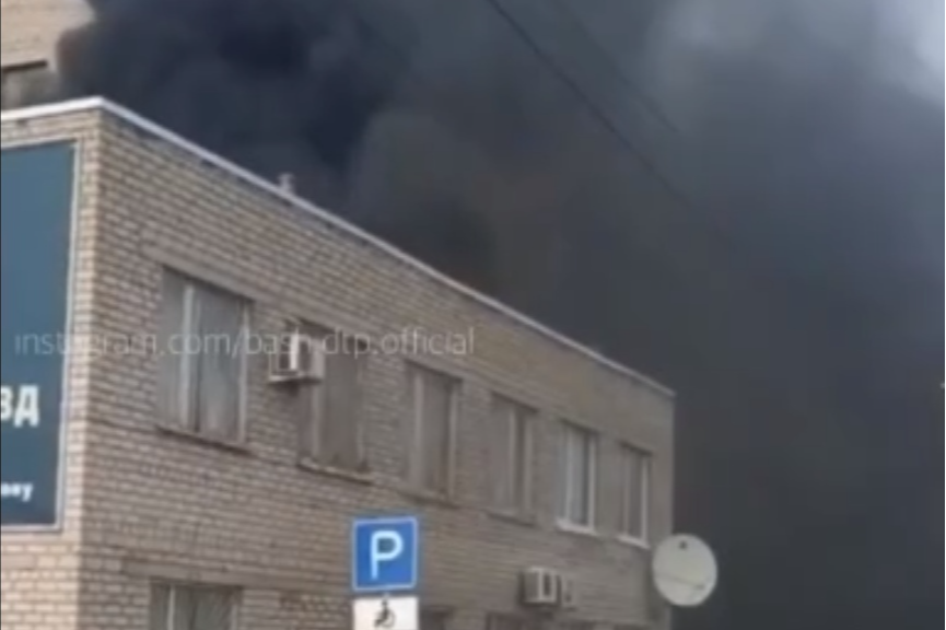 В Белебее горит здание ОГИБДД ОМВД — очевидец снял на видео