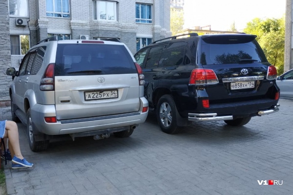 Нашли где сидеть! Нам джипы негде ставить! Нашли где сидеть! Нам джипы негде ставить!