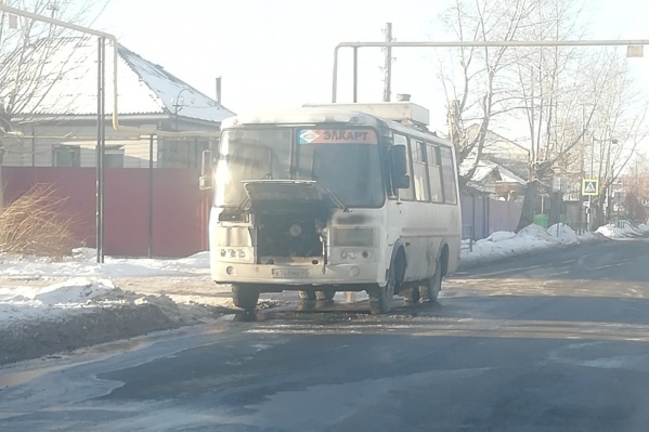 Площадь пожара в моторном отсеке ПАЗа составила три квадратных метра Площадь пожара в моторном отсеке ПАЗа составила три квадратных метра