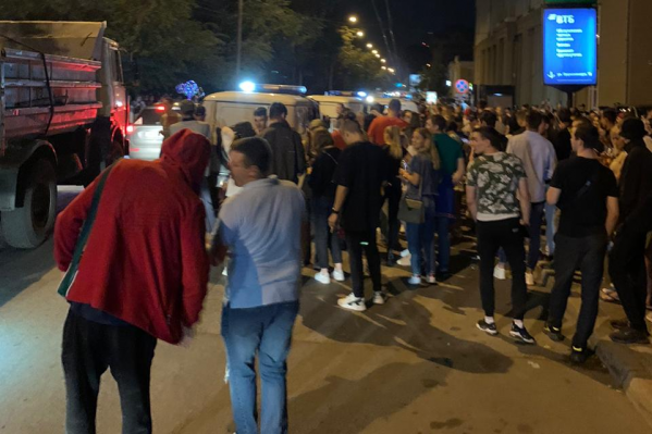 Очевидцы говорят, что веселье не прекратилось, несмотря на появление полиции Очевидцы говорят, что веселье не прекратилось, несмотря на появление полиции