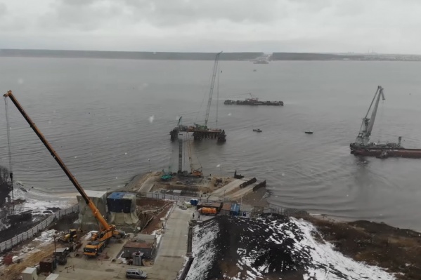 Строители моста уже вышли на воду Строители моста уже вышли на воду