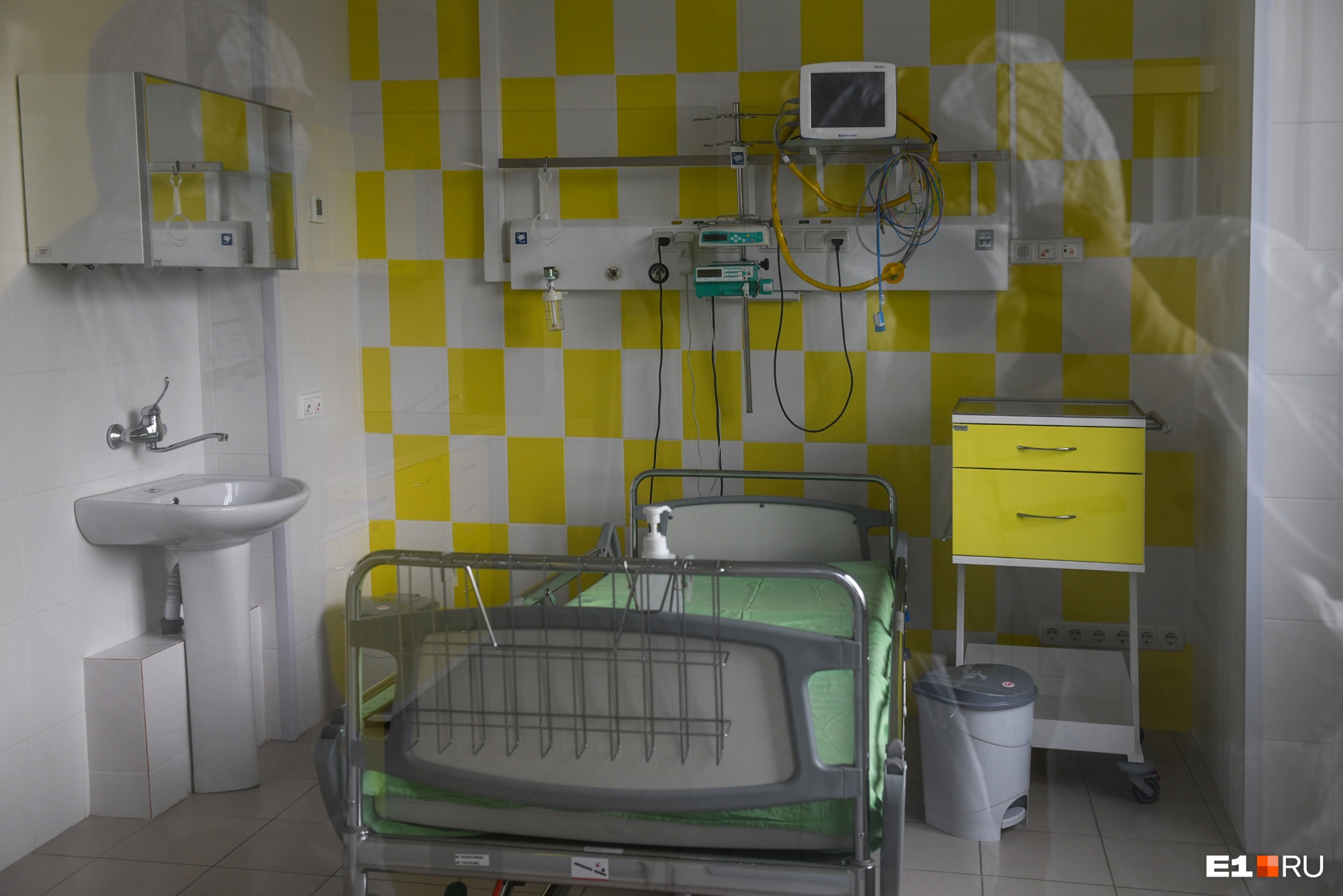 В Екатеринбурге подсчитали, сколько мест для больных COVID-19 осталось в больницах