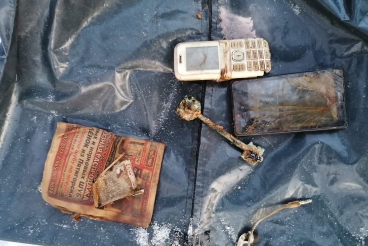 На фото — часть вещей погибшего, которые нашли в его карманах