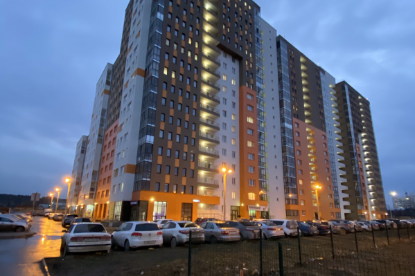 Из окна этой новостройки выпрыгнул 15-летний мальчик Из окна этой новостройки выпрыгнул 15-летний мальчик