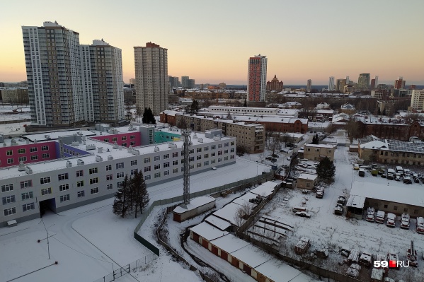 По плану с 1 сентября там должны были учиться дети, но школа всё еще пустует По плану с 1 сентября там должны были учиться дети, но школа всё еще пустует 