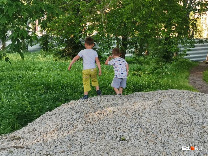 Дети в парке уже приспособили кучу щебня, который привезли для строительства, под свои игры Дети в парке уже приспособили кучу щебня, который привезли для строительства, под свои игры