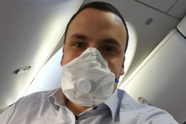 Дмитрий Ионин за последнее время дважды летал в Москву, в самолетах он носил маску Дмитрий Ионин за последнее время дважды летал в Москву, в самолетах он носил маску